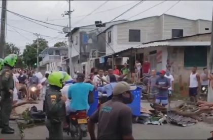 Imagen de uno de los bloqueos, en donde personas piden servicio de energía en San Andrés 