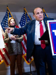 Rudy Giuliani, abogado de Trump, exponiendo sus teorías sobre el supuesto fraude en las elecciones de Estados Unidos.