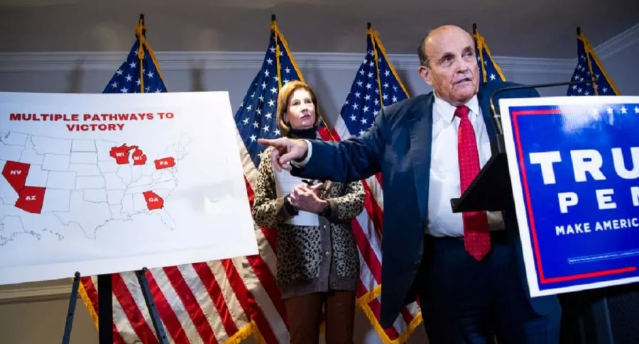 Rudy Giuliani, abogado de Trump, exponiendo sus teorías sobre el supuesto fraude en las elecciones de Estados Unidos.