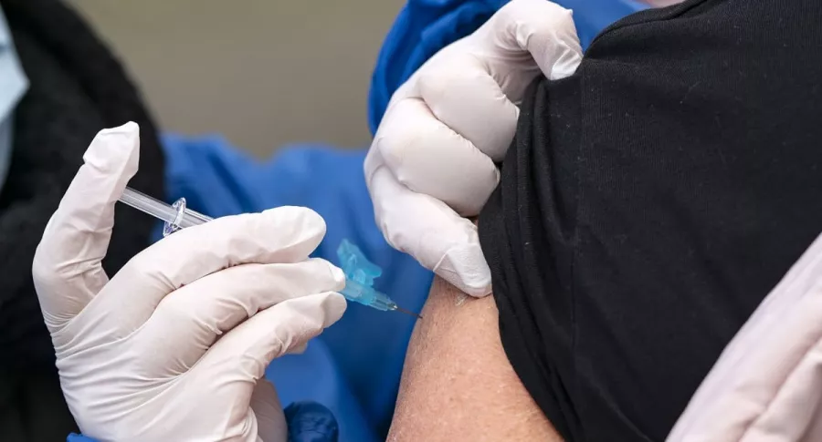 Aplicación de vacuna ilustra artículo COVID-19: Pfizer/BioNTech pedirán aprobación de su vacuna