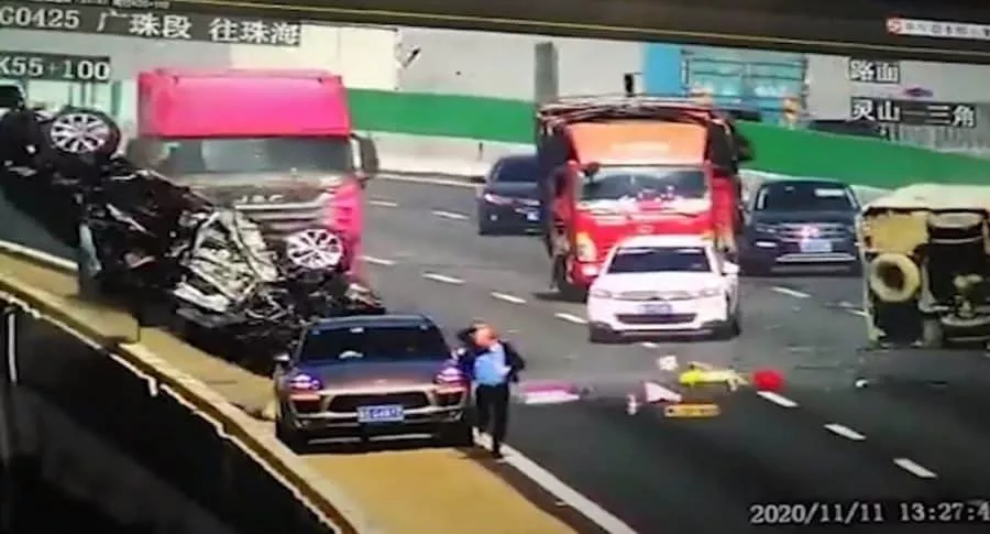 Captura de pantalla del brutal accidente de una camioneta que dio vueltas y cayó de un puente
