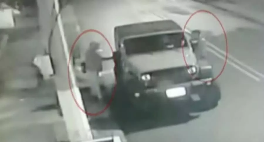 Ladrones bajaron con pistola a dueño de lujosa camioneta, en Bogotá. 