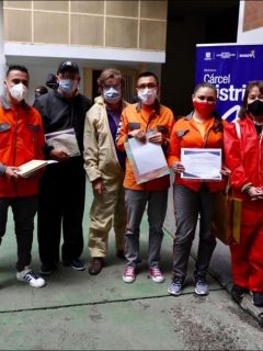 Imagen de los reclusos y del guardián que ganaron premios en concurso de cuento en la Cárcel Distrital