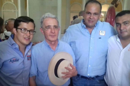 Ganadero 'Toto' Ariza capturado es el mismo que abraza al ‘Ñeñe’ en foto con Uribe