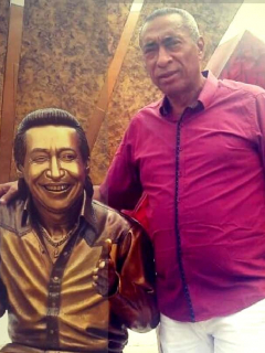 Romualdo Brito, quien murió en un accidente de tránsito del que revelaron quién iba manejando, en una foto en la estatua de Diomedes Díaz.