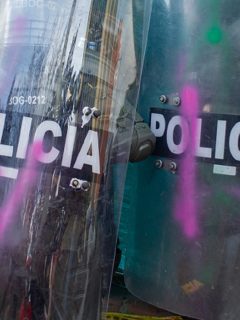 Dos agentes del ESMAD durante protestas en Bogotá. (Imagen de referencia).