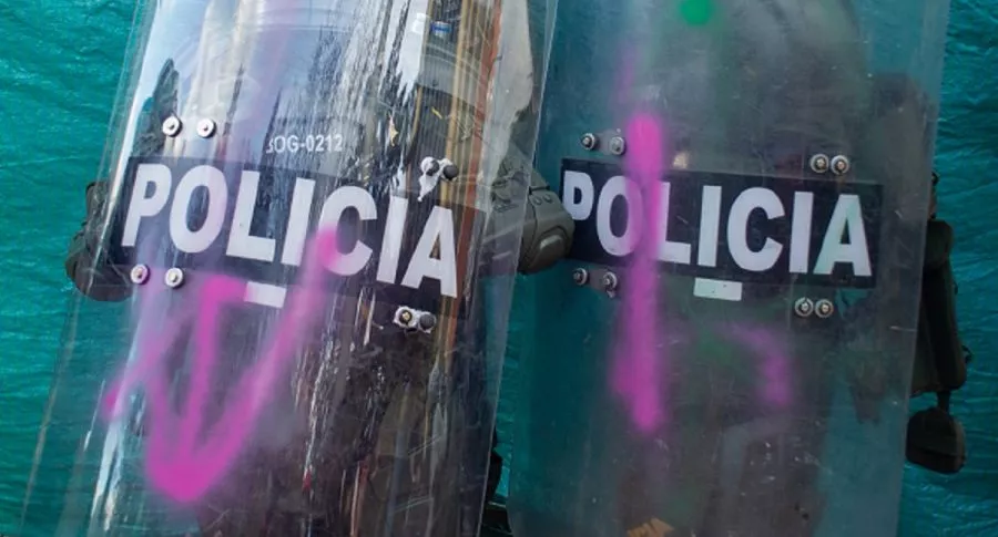 Dos agentes del ESMAD durante protestas en Bogotá. (Imagen de referencia).