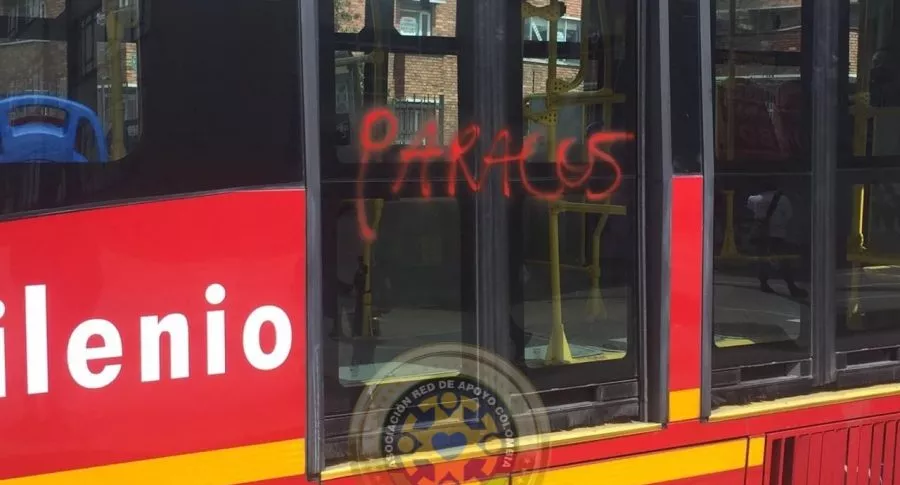 Bus de Transmilenio vandalizado en marchas de Bogotá, este 21 de noviembre