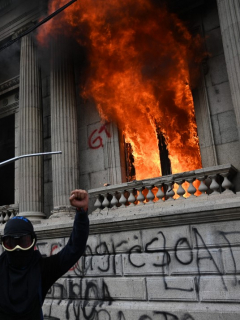 Manifestantes toman el Congreso de Guatemala y le prenden fuego