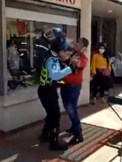 Captura de pantalla de la pelea entre un agente de tránsito y un motociclista, en Neiva