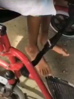 Captura de pantalla de silla de ruedas de niño en Providencia con parálisis cerebral