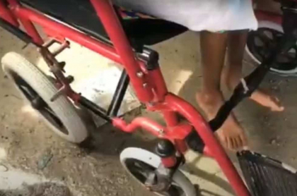 Captura de pantalla de silla de ruedas de niño en Providencia con parálisis cerebral