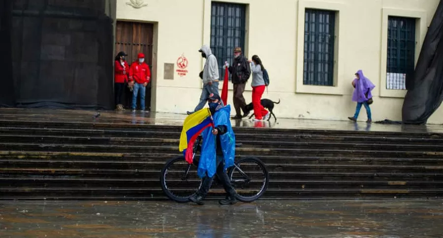 Hombre en la Plaza de Bolívar, en Bogotá, en medio de la pandemia del coronavirus