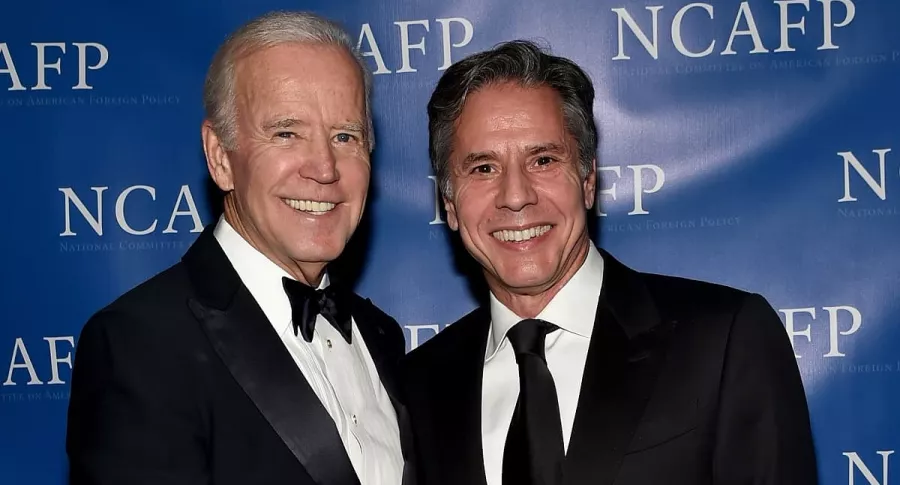 El presidente electo de EE.UU. Joe Biden (izq.) y Antony Blinken, a quien nombraría este martes como secretario de Estado, aparecen en octubre de 2017 en la cena de gala de premios del Comité Nacional de Política Exterior Americana, en Nueva York.