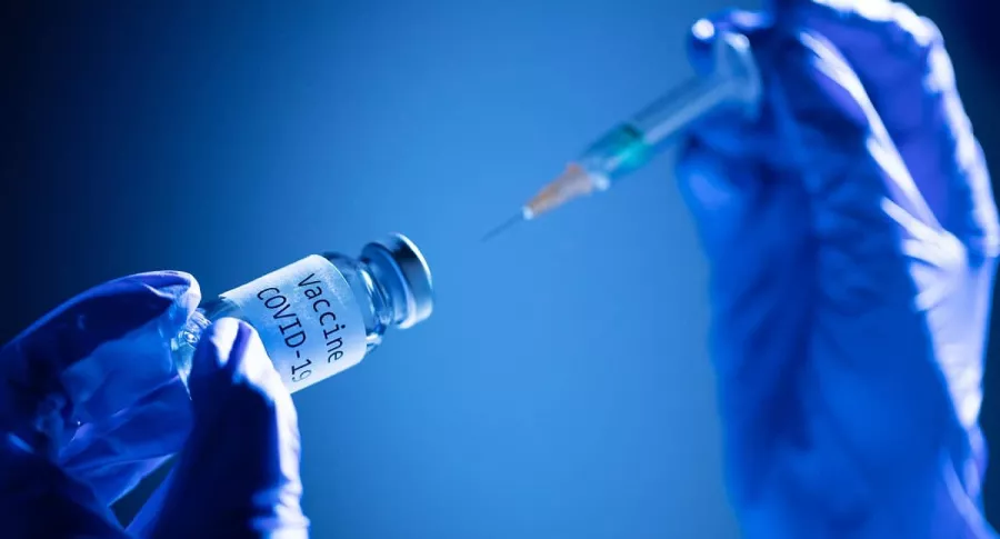 Foto de jeringa y un frasco que dicen "Vaccine Covid-19" ilustra artículo EE.UU. empezaría a vacunar contra COVID-19 en diciembre