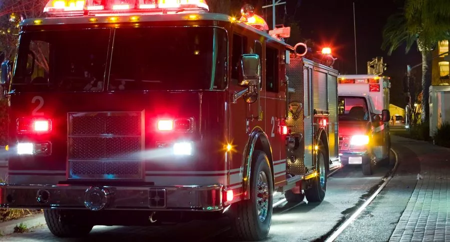 Imagen de camión de bomberos ilustra nota de falso incendio que reportaron en Cali, para que les llenaran la piscina.