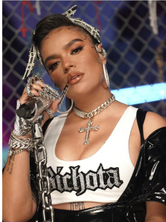 Bad Bunny, en los Billboard Music Awards 2020, y Karol G, durante los MTV EMA's 2020, le pusieron el sabor latino a los AMAs 2020.