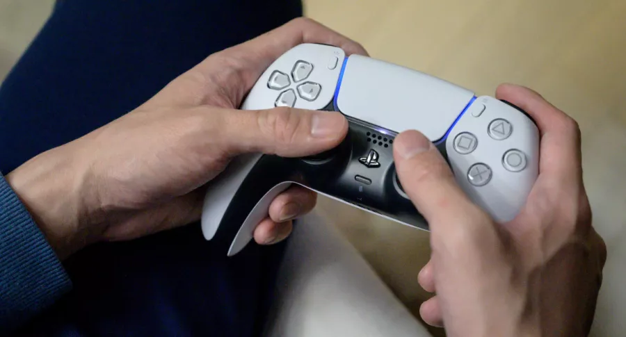 Control de juego de la nueva PlayStation 5, consola en la que podrán jugarse, mejorados, títulos lanzados para la PS4.