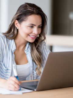 Mujer usando computador para ilustrar nota sobre mejores sitios de Internet para buscar empleo