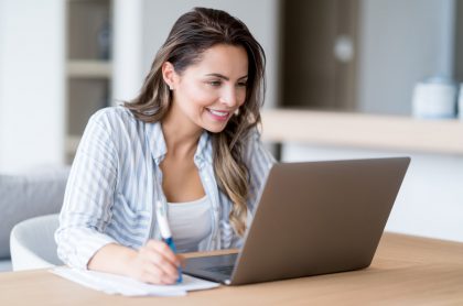 Mujer usando computador para ilustrar nota sobre mejores sitios de Internet para buscar empleo
