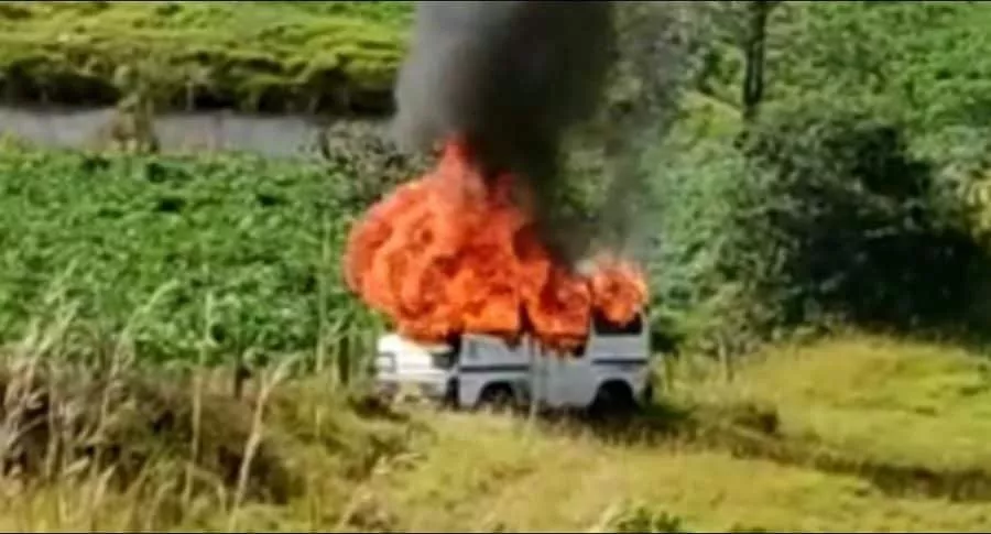 Momento cuando campesinos queman vehículo de presuntos ladrones en Villapinzón, Cundinamarca