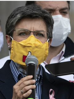 Ernesto Macías, que dijo que el "populismo" de Claudia López no se criticaba con abucheos, y la alcaldesa de Bogotá. (Fotomontaje de Pulzo)