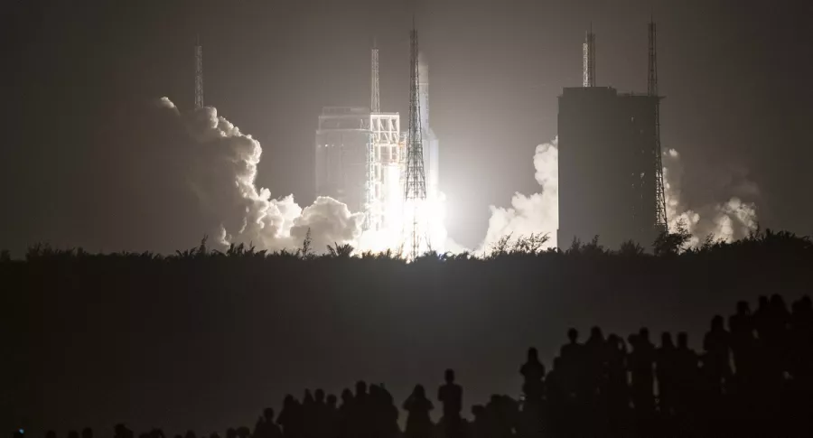 Un cohete Long March 5 que lleva la sonda lunar Chang'e-5 de China despega del Centro Espacial Wenchang en la isla de Hainan, en el sur de China, el 24 de noviembre de 2020.