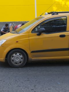 Imagen de taxi ilustra nota sobre niñas que se lanzaron de un carro porque taxista habría intentado raptarlas