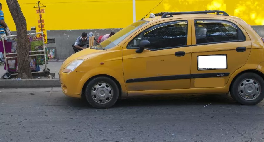 Imagen de taxi ilustra nota sobre niñas que se lanzaron de un carro porque taxista habría intentado raptarlas