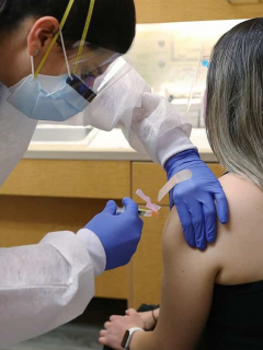 Imagen de profesional de la salud poniendo una vacuna ilustra nota sobre rechazo del Gobierno a idea de cobrarles a estratos 5 y 6 por vacuna contra COVID-19