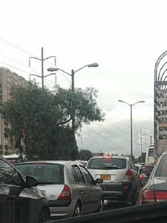 Trancón en entrada a Bogotá por la calle 13 lleva toda la mañana