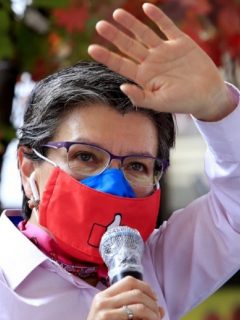 La alcaldesa Claudia López, en la foto, durante rueda de prenda, respondió a los insultos que recibió en el centro de Bogotá.