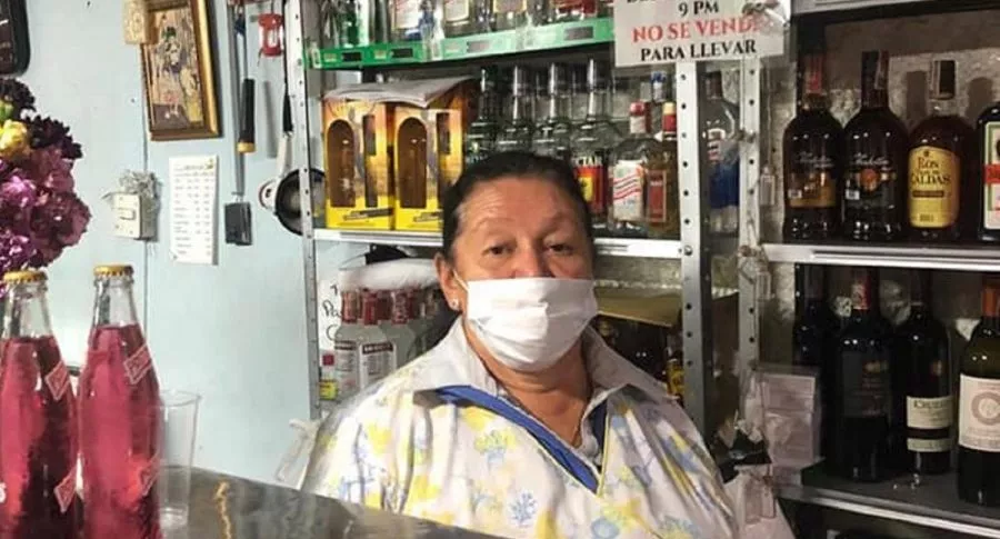Doña Ceci reabre las puertas de su negocio en el centro de Bogotá. 