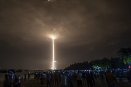 Un cohete Long March 5 que lleva la sonda lunar Chang'e-5 de China se lanza desde el Centro Espacial Wenchang en la isla de Hainan, en el sur de China
