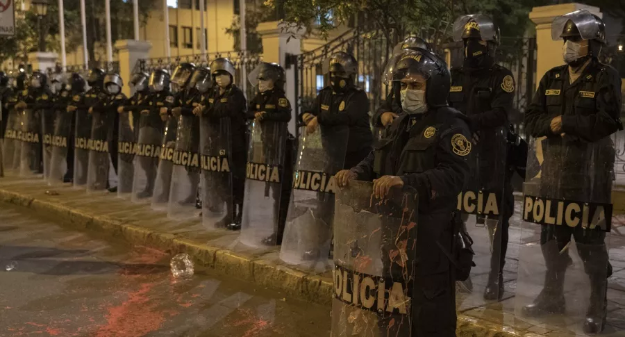 Oficiales de Policía durante protestas en Lima, Perú.