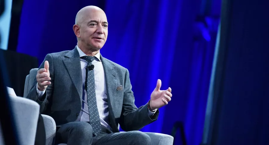 Jeff Bezos, el hombre más millonario del mundo, que gana bastante dinero por minuto, hora y día.