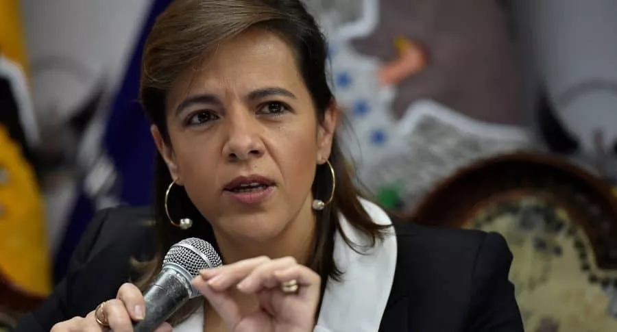La ministra de gobierno de Ecuador, María Paula Romo, que acaba de ser destituida por el Congreso de ese país, habla en una rueda de prensa el 15 de octubre de 2019.