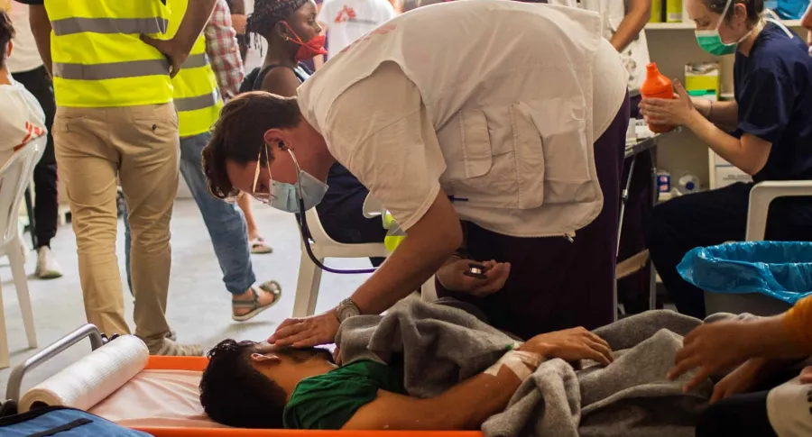 Miembros de la ONG Médicos Sin Fronteras, que acaba de anunciar que abandona su proyecto de lucha contra el coronavirus en Venezuela, atienden a un migrante en la clínica de esa organización cerca de un nuevo campamento improvisado en la isla de Lesbos, el 15 de septiembre de 2020.