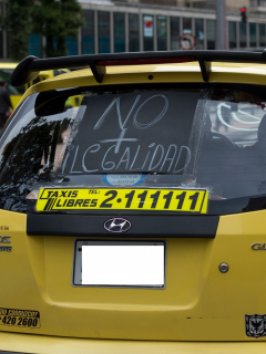 Taxi que protesta ilustra nota sobre rutas que tomarán taxistas en paro en Bogotá