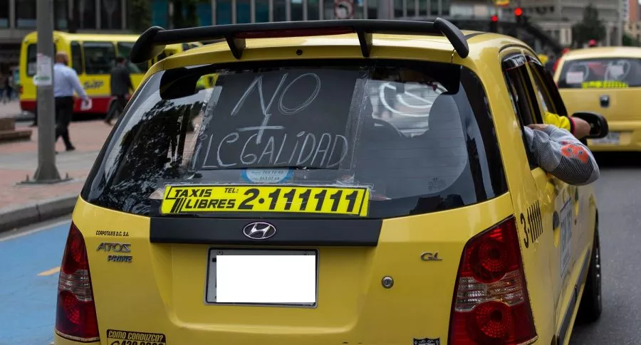 Taxi que protesta ilustra nota sobre rutas que tomarán taxistas en paro en Bogotá