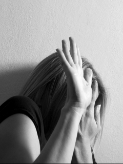 Imagen de mujer cubriéndose ilustra nota sobre hombre que agredió a su joven pareja con una varilla
