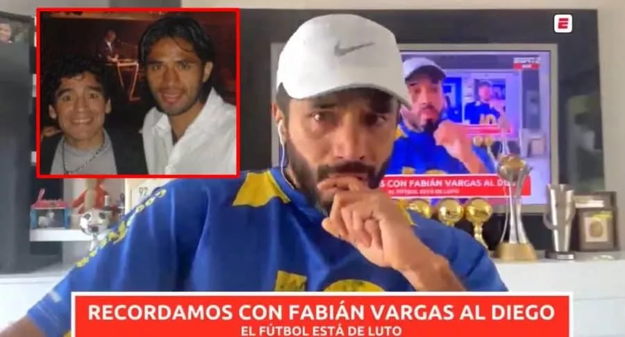 Fabián Vargas llorando por la muerte de Diego Maradona