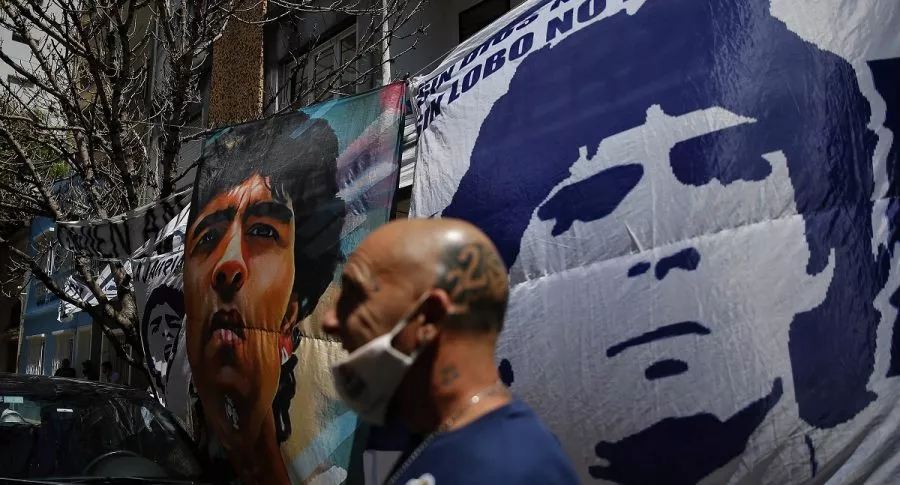 Mural conmemorativo a Diego Maradona, quie falleció este miércoles, en Buenos Aires.