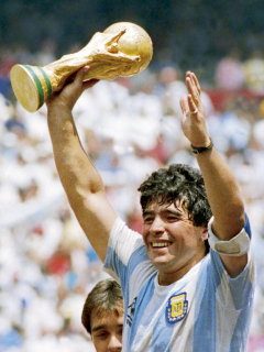 Diego Maradano levantando la Copa mundo en México 1986.
