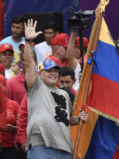 Diego Maradona junto a Nicolás Maduro, quien escribió mensaje en Twitter tras la muerte del exfutbolista