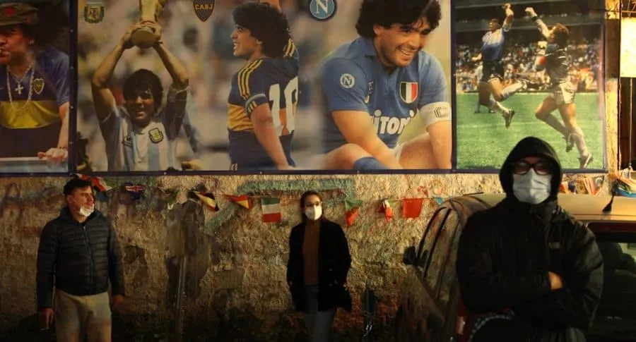 Napolitanos homenajean a Maradona.