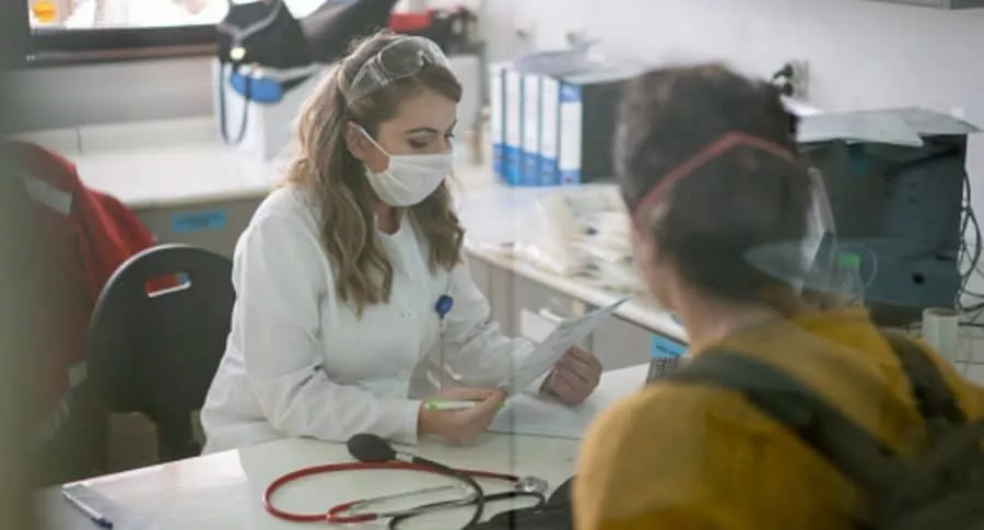 Paciente visita a médico en medio de la pandemia del coronavirus