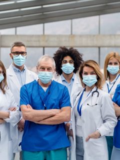 Foto de ofertas laborales para médicos en Colombia.