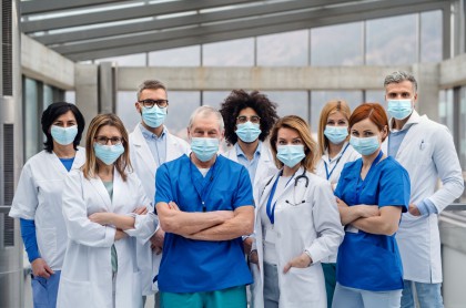 Foto de ofertas laborales para médicos en Colombia.
