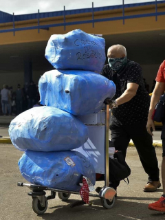 Cubanoamericanos cargan equipaje cuando salen del Aeropuerto Internacional José Martí, de La Habana.